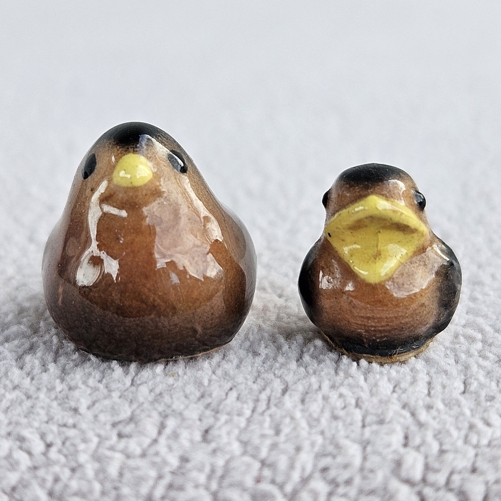 Hagen Renaker Robin Bird Set Mama Baby Black Miniature Set of 2 Figurine 9/16" - Picture 5 of 7